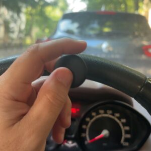 Localizatorul Reper în mașină, lângă volan